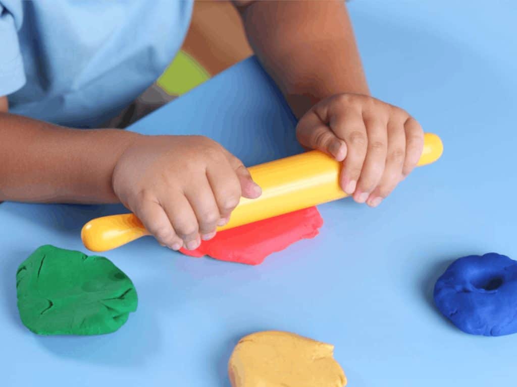 Terapia de Mano con plastilina en niños
